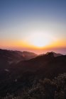 Sorprendente tramonto luminoso sulle montagne costiere — Foto stock
