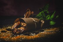 Крупним планом Халяль закуска для Рамадану з засушеними датами і волоських горіхів загорнуті в пергаменті — стокове фото