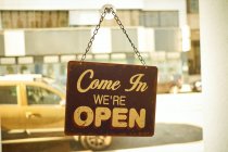 Відкритий знак у вікні малого бізнесу з розмитим тлом — стокове фото