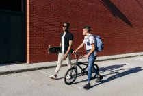 Giovani afroamericani allegri uomini che camminano in città — Foto stock
