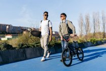Молоді чорні щасливі друзі чоловічої статі, що ходять по місту — стокове фото