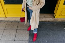 Крупный план стильной женщины, стоящей на улице — стоковое фото