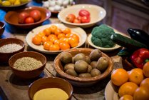 Старовинні сільські котеджі підвал чаші здорових натуральних овочів і соковитих стиглих фруктів — стокове фото