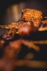Délicieuses brochettes chaudes grillées avec du maïs naturel, des champignons sains et de la viande sur la table au restaurant — Photo de stock
