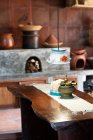Holztisch im Raum des alten Dorfhauses — Stockfoto