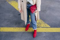 Primo piano di donna alla moda in piedi sulla strada — Foto stock