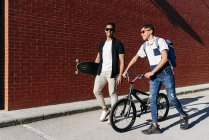Молоді афроамериканці, веселі чоловіки, що ходять містом. — стокове фото