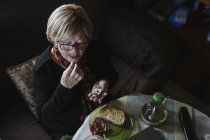 Attraktive Seniorin nimmt vor dem Frühstück Medikamente aus Tablettenbox — Stockfoto