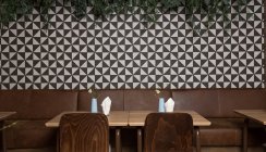 Tavolini e comode sedie in accogliente ristorante — Foto stock