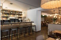 Theke und Hocker der kleinen Bar im stilvollen, gemütlichen Restaurant — Stockfoto