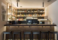 Theke und Hocker der kleinen Bar im stilvollen, gemütlichen Restaurant — Stockfoto