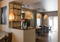 Lampe élégante brillante sur de petites tables et chaises confortables dans un restaurant confortable — Photo de stock