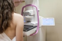 Обратный взгляд женщины при медицинской диагностике молочной железы в современной клинике — стоковое фото