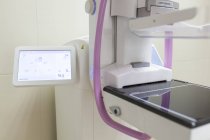 Unité de mammographie numérique moderne à la clinique — Photo de stock