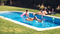 Menschen entspannen gemeinsam im Pool — Stockfoto