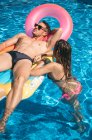 Homme et femme se relaxant dans la piscine — Photo de stock