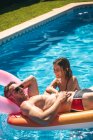 Uomo e donna relax in piscina — Foto stock