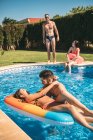 Personnes se reposant dans la piscine — Photo de stock