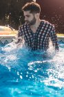 Uomo vestito in piscina — Foto stock