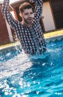Одягнений чоловік у басейні — стокове фото