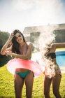 Filles en bikini avec torche de fumée — Photo de stock