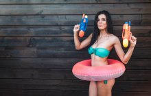 Девушка с двумя водяными пистолетами позирует — стоковое фото
