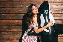 Красива молода дівчина обіймає надувний вбивчий кит — стокове фото