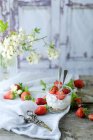 Dolce dessert cremoso con fragole fresche e succose servite in vetro su un tavolo di legno rustico — Foto stock