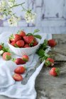 Postre dulce cremoso con fresas frescas jugosas servidas en vidrio sobre una mesa de madera rústica - foto de stock