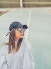 Jovem moderno hipster feminino em roupas casuais olhando para longe — Fotografia de Stock