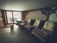 Relax femminile sulla sedia a dondolo lounge — Foto stock