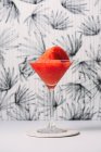 Daiquiri de pastèque fraîche, cocktail rafraîchissant dans une tasse en verre sur fond clair — Photo de stock