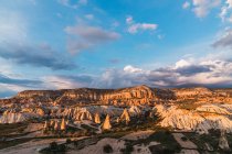 Formaciones de piedra áspera en valle en día soleado en Capadocia, Turquía — Stock Photo