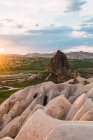 Formações de pedra ásperas localizadas no vale no dia ensolarado na Capadócia, Turquia — Fotografia de Stock
