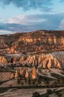 Formations de pierres brutes dans la vallée par temps ensoleillé en Cappadoce, Turquie — Photo de stock