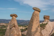 Raue Steinformationen im Tal an sonnigen Tagen in Kappadokien, Türkei — Stockfoto
