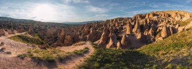 Formazioni rocciose nella valle nella giornata di sole in Cappadocia, Turchia — Foto stock