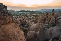 Formazioni rocciose nella valle nella giornata di sole in Cappadocia, Turchia — Foto stock