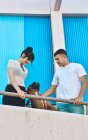 Paar mit Boxer-Hund umarmte und beobachtete von einer Terrasse aus die Stadt — Stockfoto