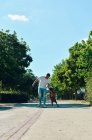 Mann rennt und spielt mit Hund in Park — Stockfoto