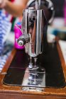 Крупним планом металева швейна машина в майстерні — стокове фото