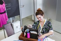 Teenage ragazza studente pratica cucire sulla macchina moderna in laboratorio accogliente — Foto stock