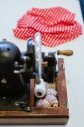 Máquina de coser moderna en acogedor taller - foto de stock