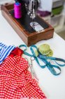 Швейная современная машина в уютной мастерской — стоковое фото