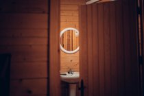 Bagno in casa di legno con porta aperta — Foto stock