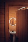 Salle de bain dans maison en bois avec porte ouverte — Photo de stock