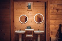 Banheiro em casa de madeira com porta aberta — Fotografia de Stock