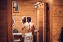 Mann steigt aus der Dusche und schaut in den Spiegel — Stockfoto