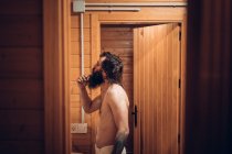 Homem barbudo escovando dentes em casa de madeira — Fotografia de Stock
