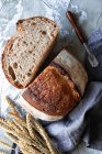 Da suddetto pane di lievito naturale fresco fatto in casa in tovaglia su tavolo di legno — Foto stock